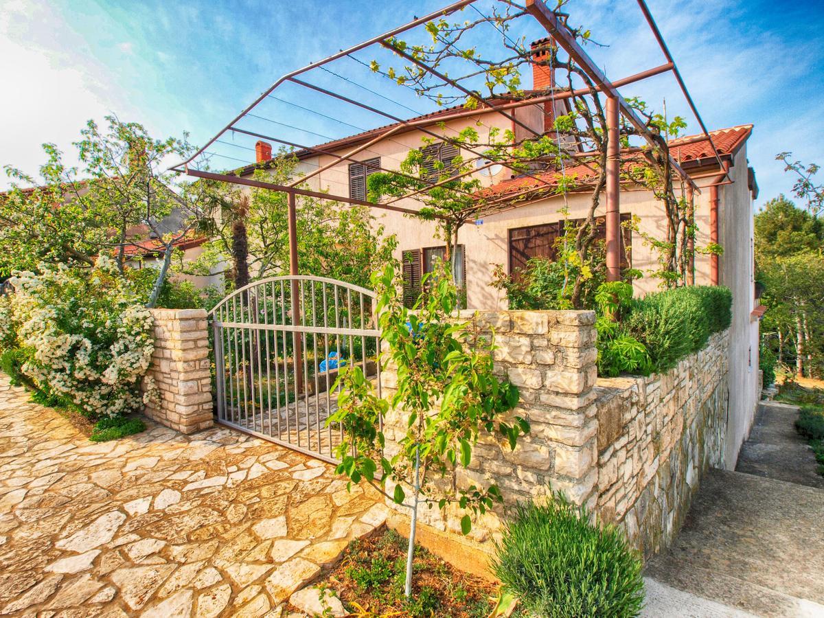 Apartments Dvorine 1210 Banjole Exterior photo